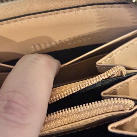 GUCCI GG Embossed Tan Leather Zippy Wallet EUC - Picture 11 of 12